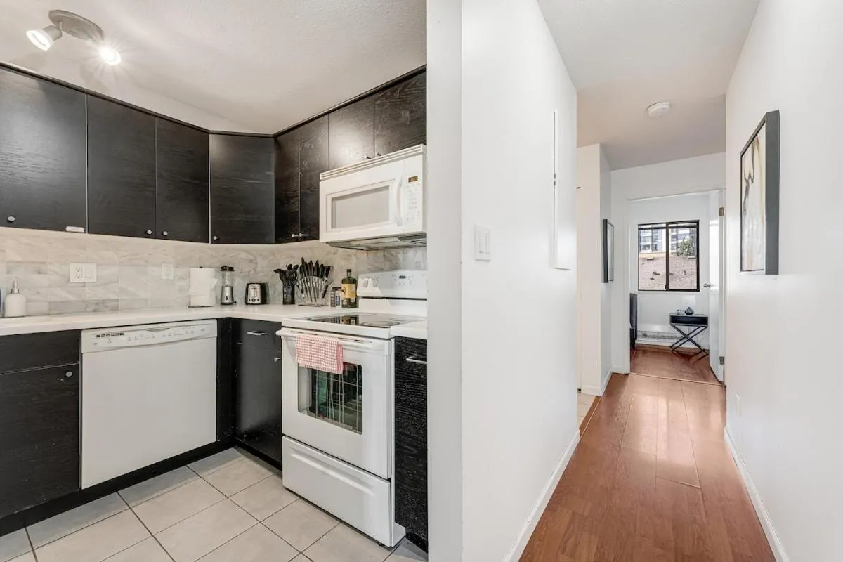 Image 6 of Stunning 3-Bed 2-Bath Condo in Dwntwn w Parking