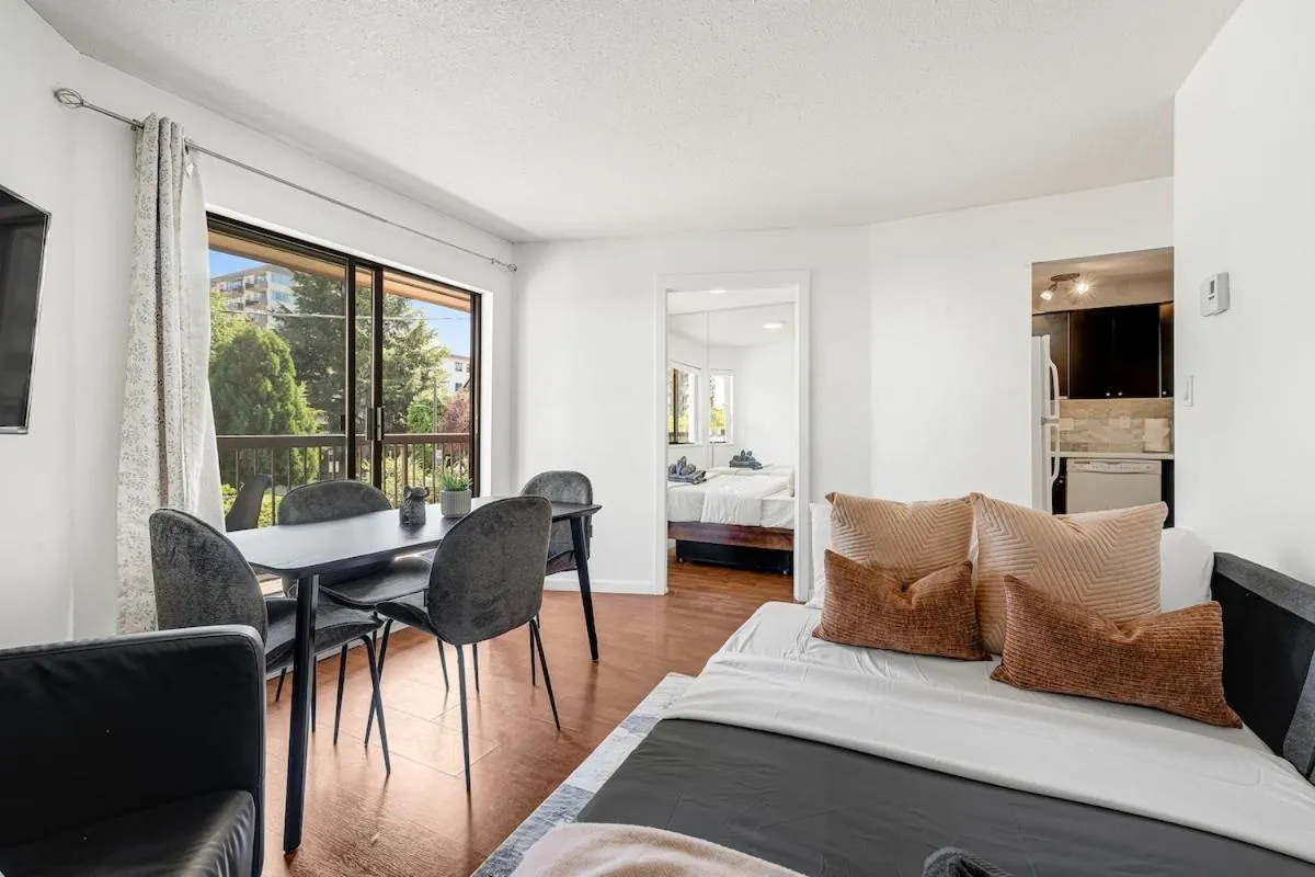 Image 5 of Stunning 3-Bed 2-Bath Condo in Dwntwn w Parking