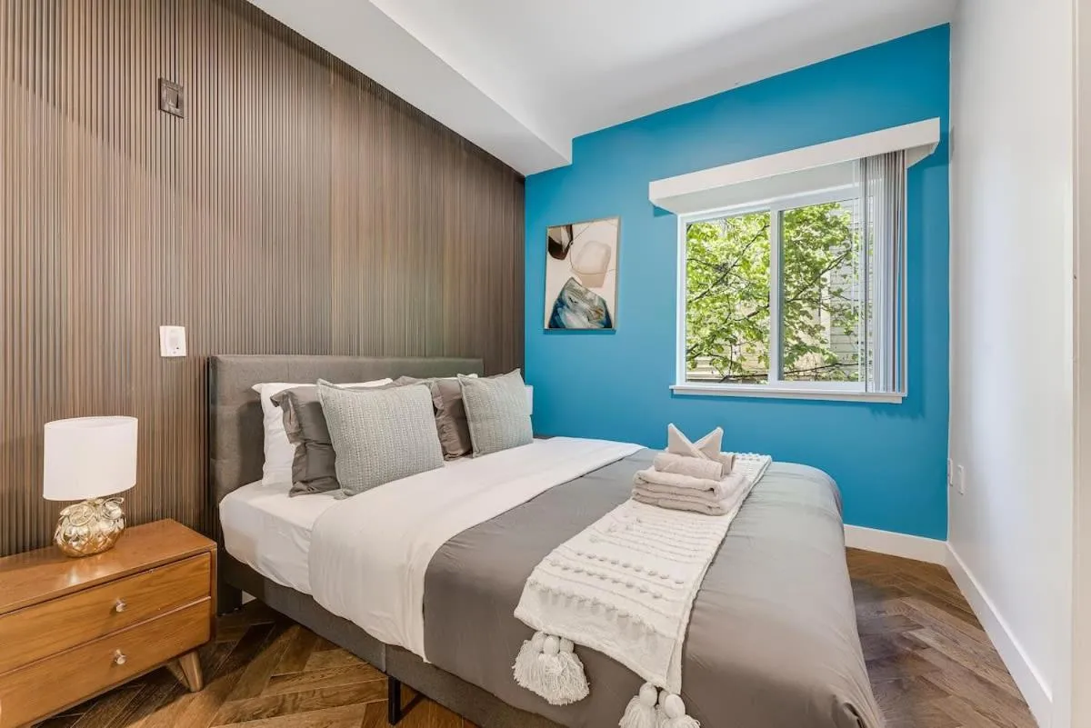 Image 5 of Stylish 2BR Condo in West End DT and Free Parking