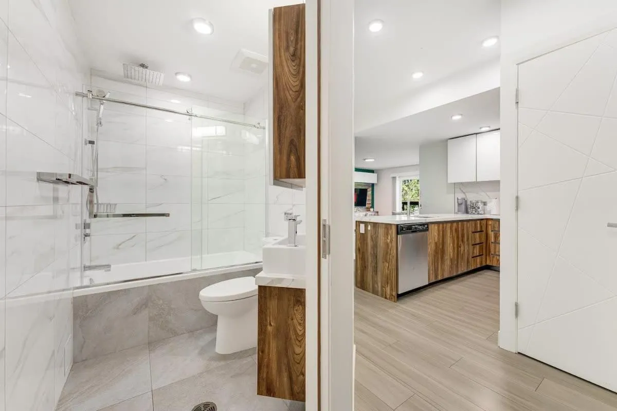 Image 6 of Stylish 2BR Condo in West End DT and Free Parking