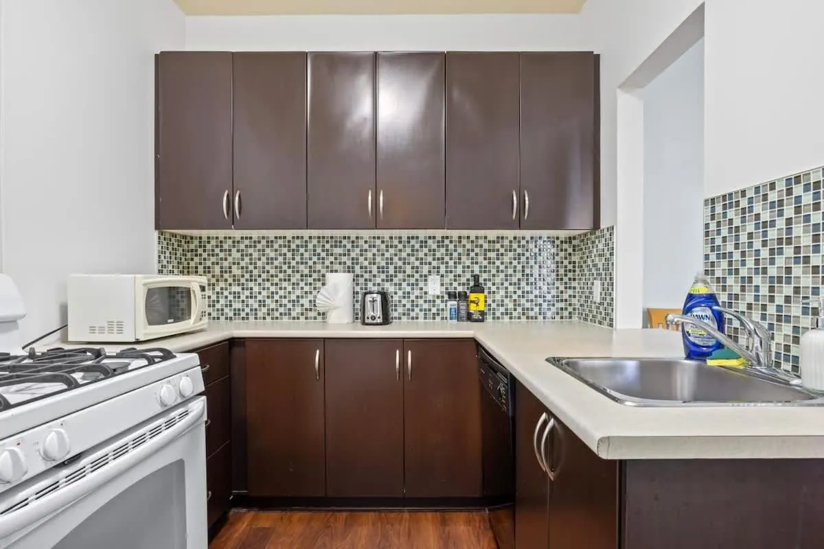 Image 6 of Stylish 2 Bedroom Condo in West End Dwntwn