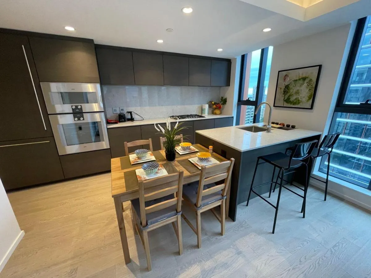 Image 4 of Stylish Urban Oasis with City Views in Vancouver