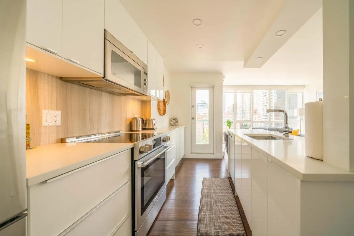 Image 4 of Sunset Beach Walk 2BD+2BA+1PRK Yaletown