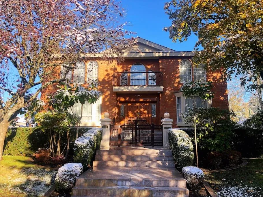 Image of Super Cosy 8Bed & 6Bath in Vancouver heart near to airport