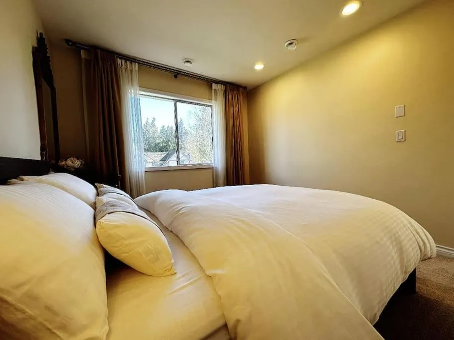 Image 1 of Super Cosy 8Bed & 6Bath in Vancouver heart near to airport