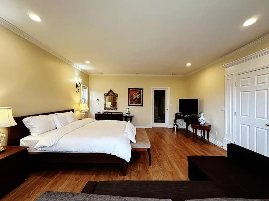 Image 2 of Super Cosy 8Bed & 6Bath in Vancouver heart near to airport