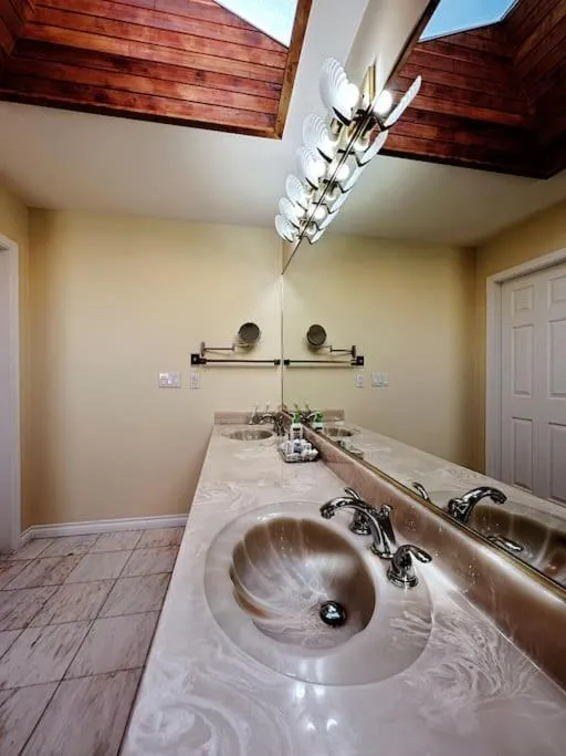 Image 6 of Super Cosy 8Bed & 6Bath in Vancouver heart near to airport