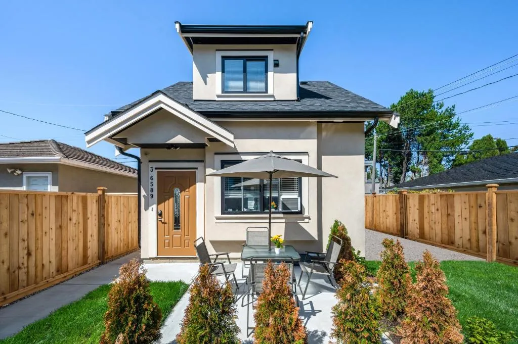 Image of Three bedrooms brand new laneway house near public transit