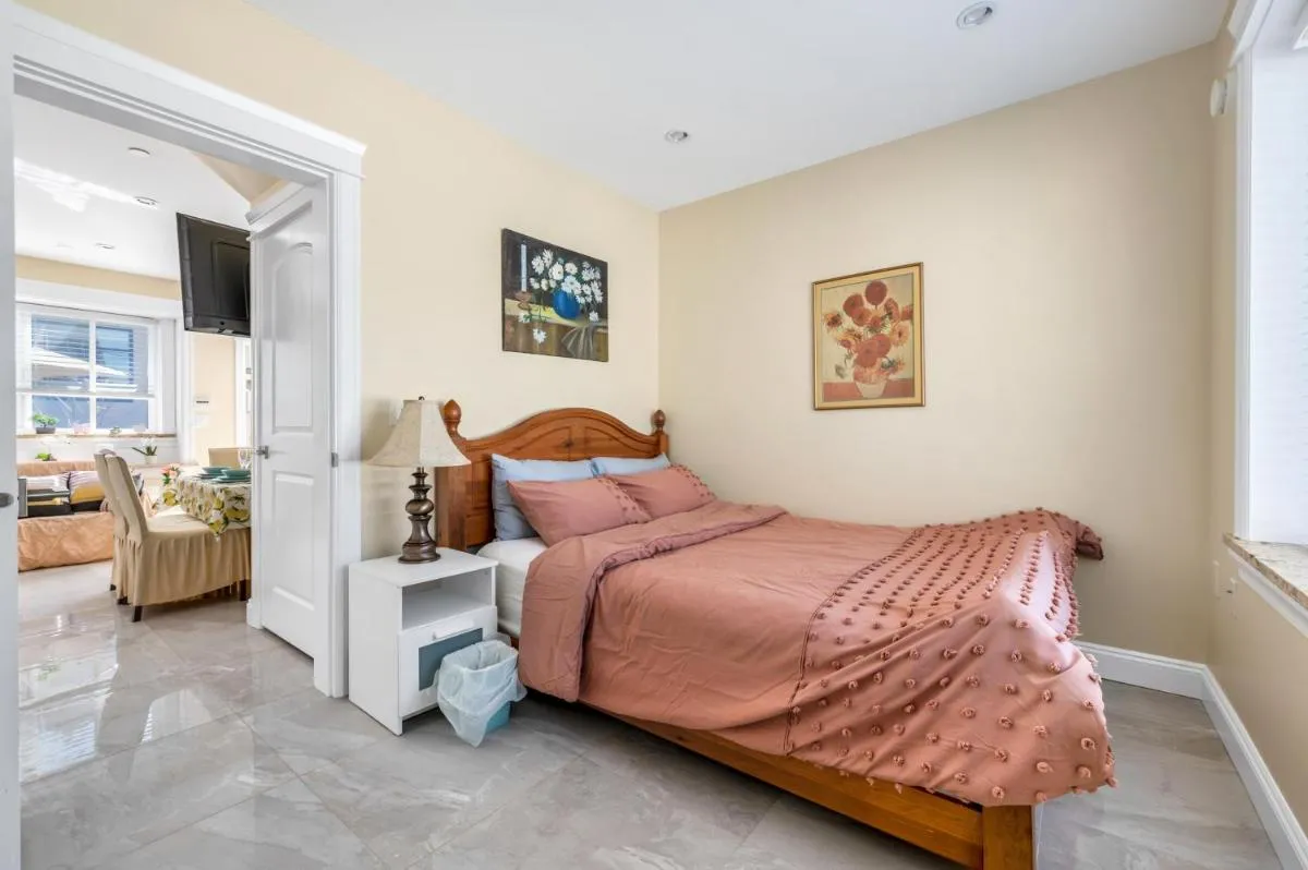 Image 4 of Three bedrooms brand new laneway house near public transit