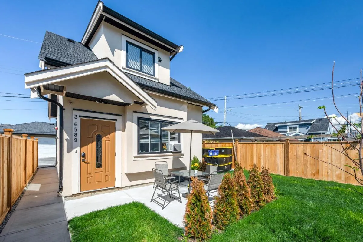 Image 2 of Three bedrooms brand new laneway house near public transit
