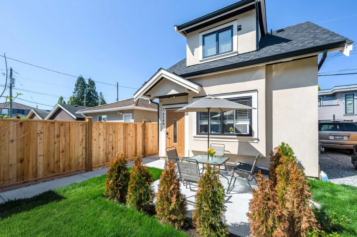Image 1 of Three bedrooms brand new laneway house near public transit