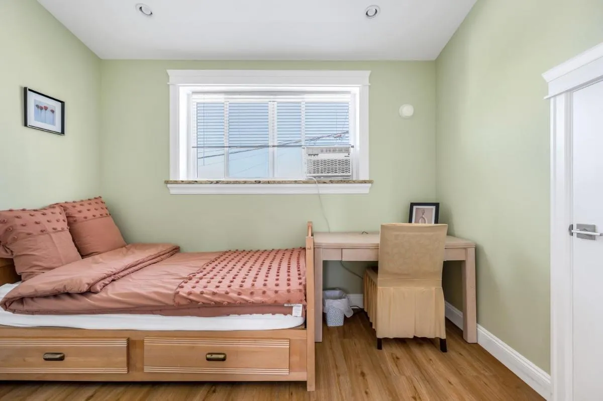 Image 6 of Three bedrooms brand new laneway house near public transit
