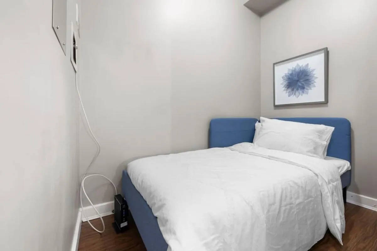 Image 6 of Top Floor Unit on Granville Strip Yaletown Area