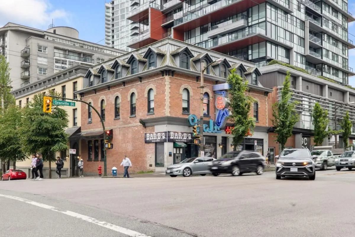 Image 5 of Top Floor Unit on Granville Strip Yaletown Area