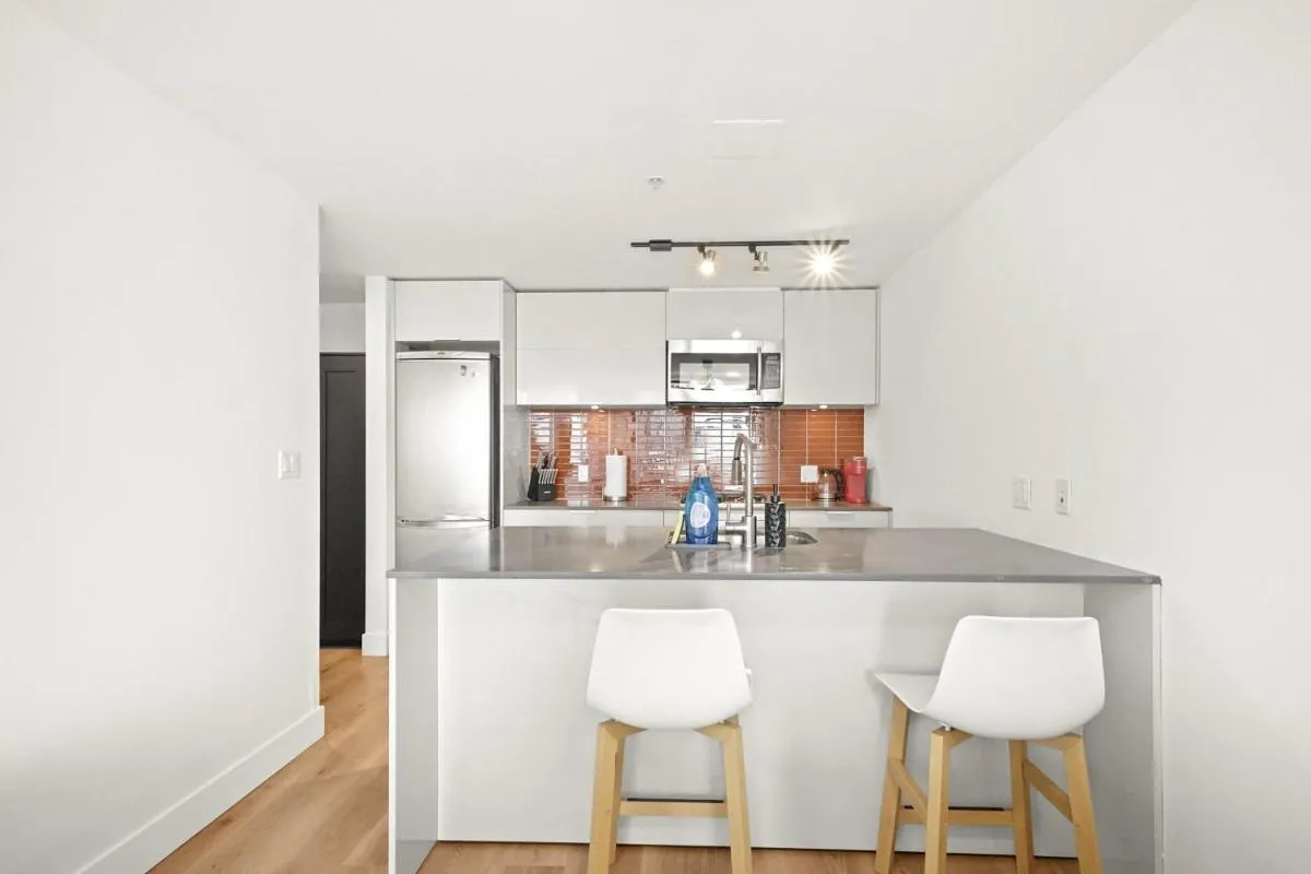 Image 2 of Tranquil Condo in Gastowns Vibrant Core