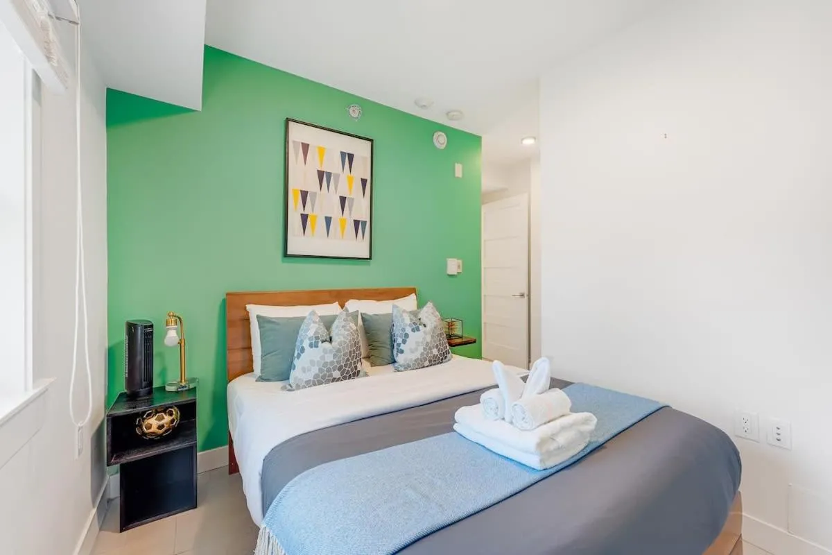 Image 2 of Trendy Condo in West End Downtown w Free Parking