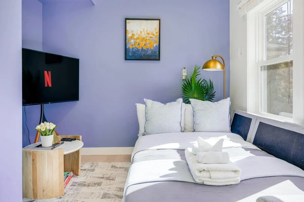 Image 3 of Trendy Condo in West End Downtown w Free Parking