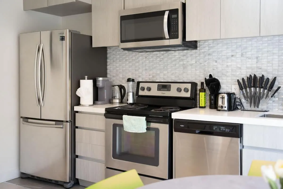 Image 4 of Trendy Condo in West End Downtown w Free Parking