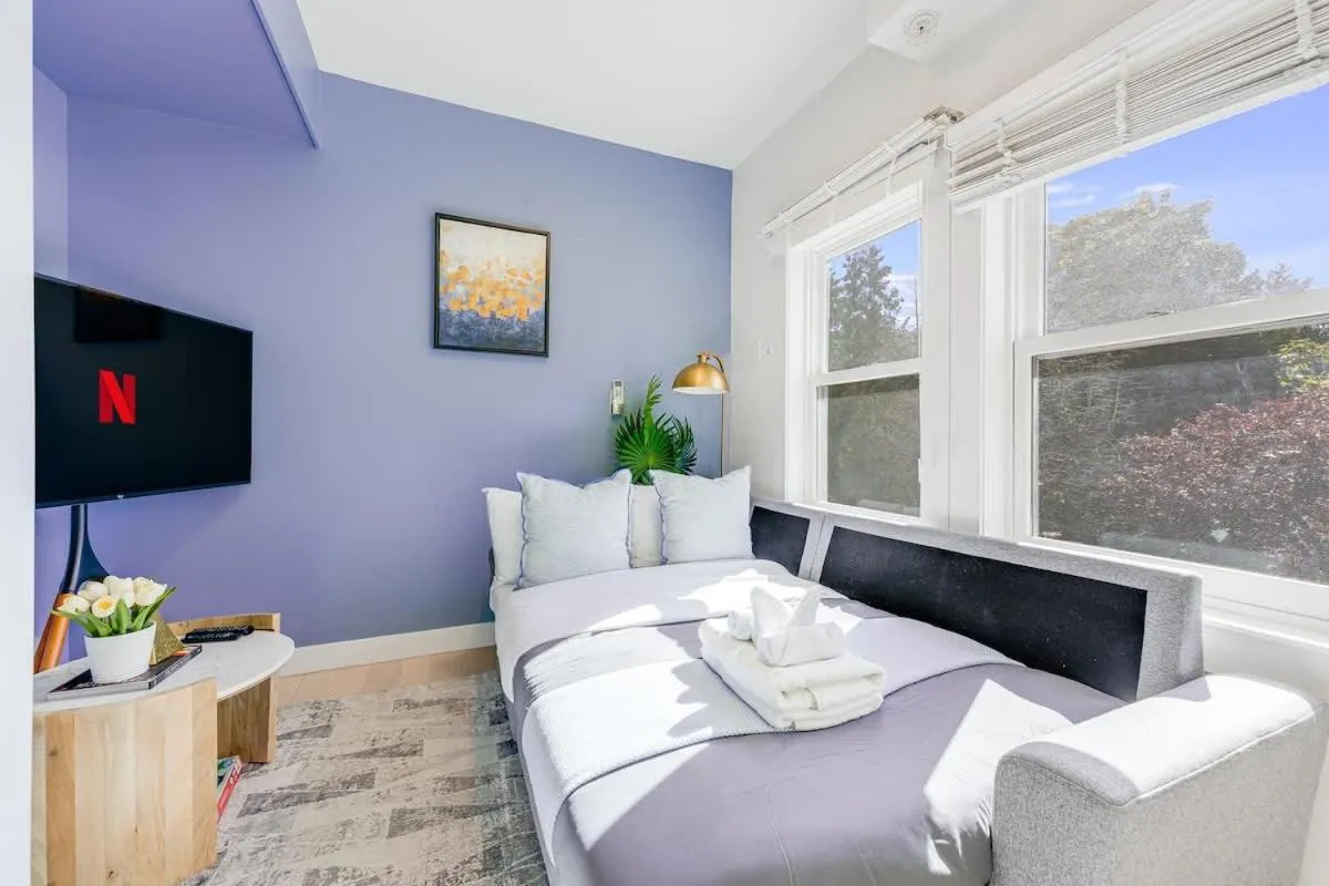 Image 5 of Trendy Condo in West End Downtown w Free Parking