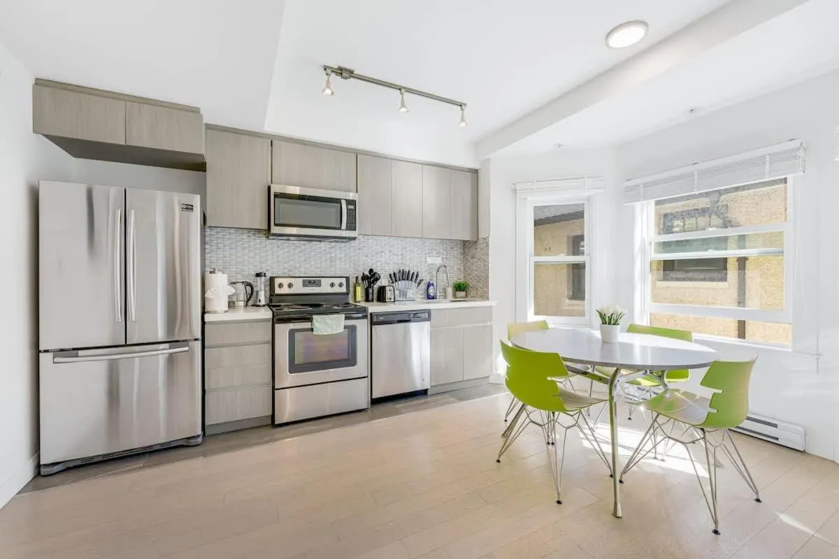 Image 6 of Trendy Condo in West End Downtown w Free Parking