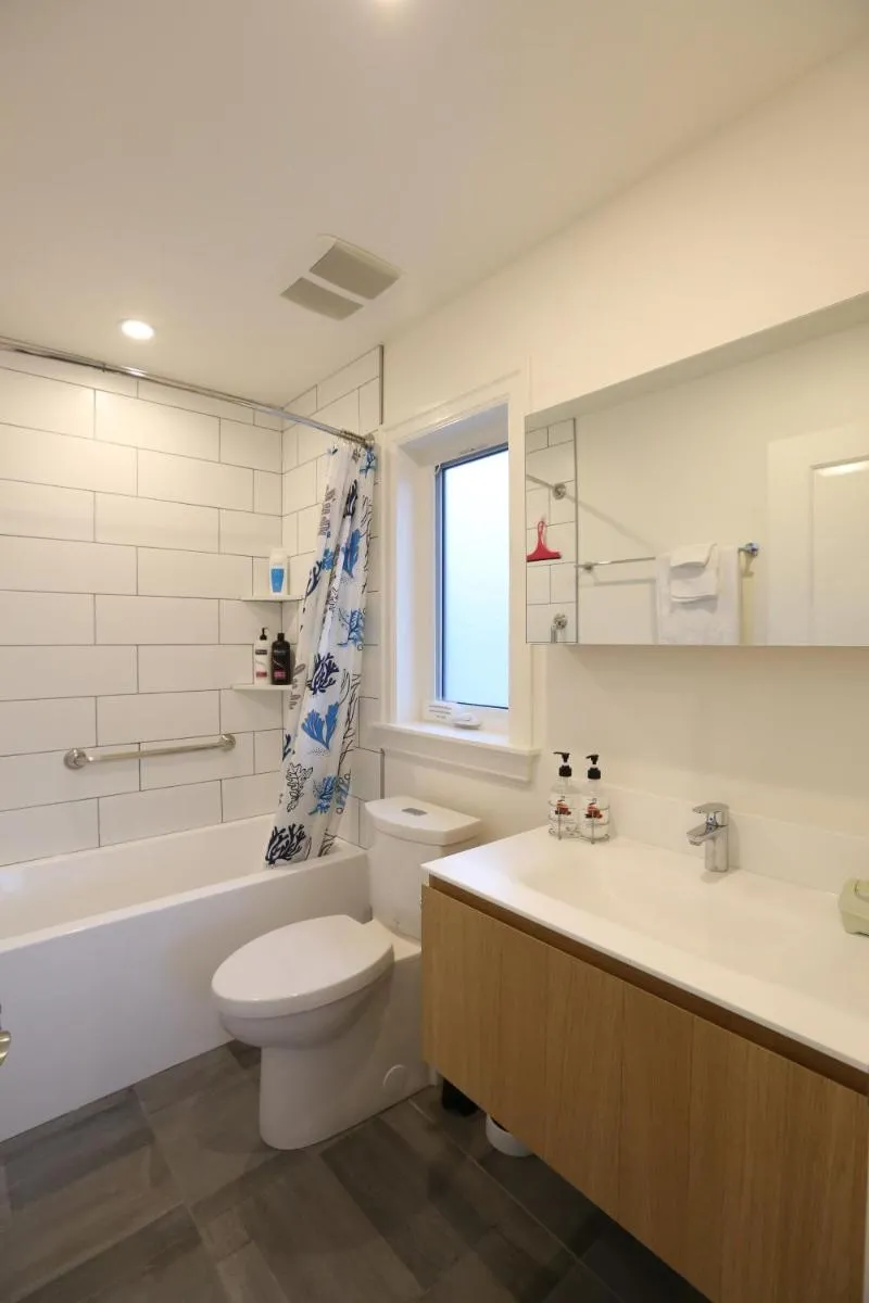 Image 2 of Vancouver Traveller B&B