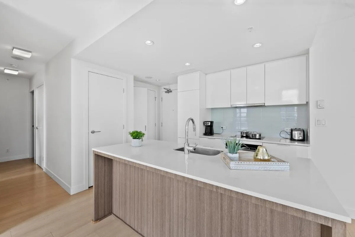 Image 6 of Views to Inspire Charming Two Bedroom Apartment Overlooking the City and Majestic Ocean