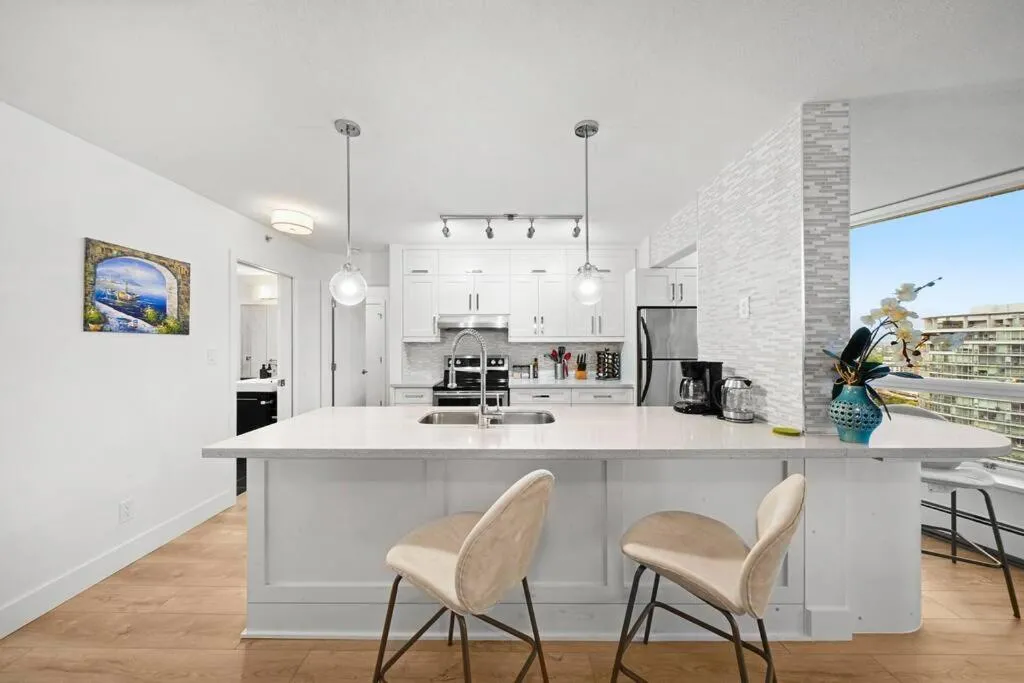 Image 4 of Water View Condo in Downtown Vancouver (2BR/2Bath)