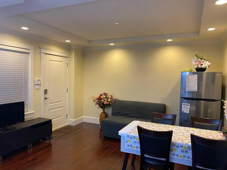 Image 4 of spacious modern new suite