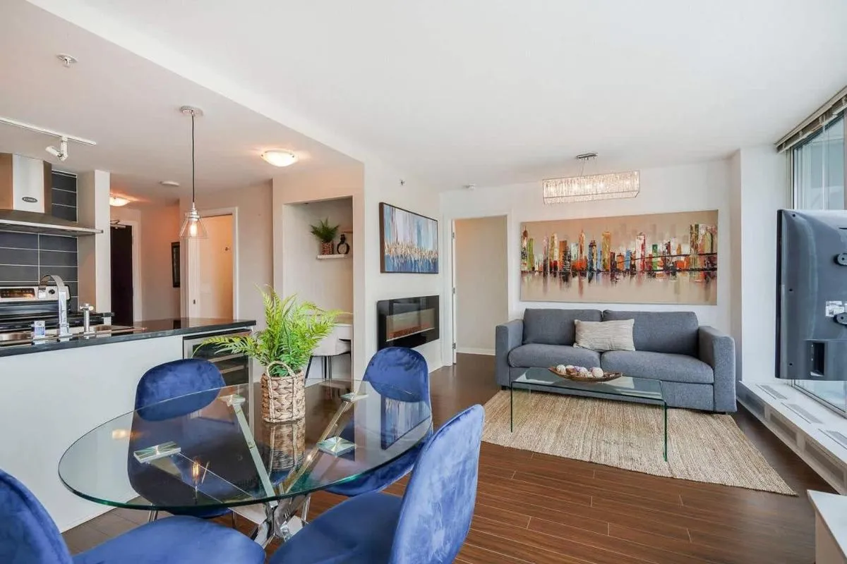Image 4 of 2 Bedroom Apartment with Sauna & Pool Next to Mall