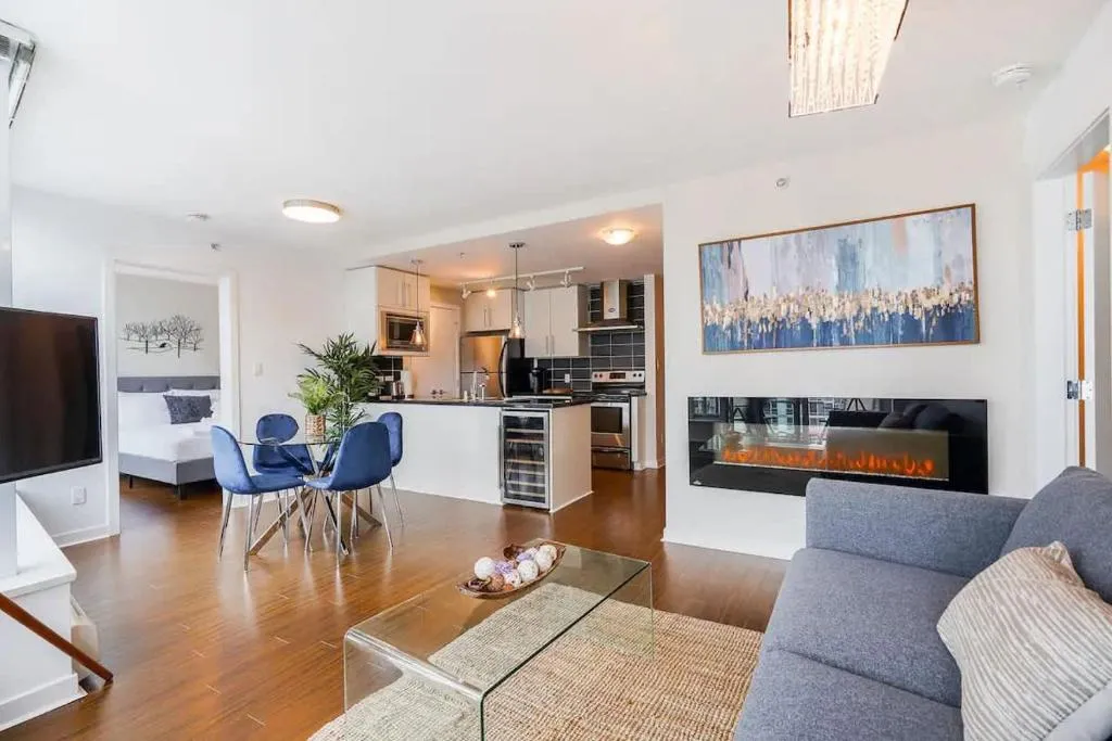 Image of 2 Bedroom Apartment with Sauna & Pool Next to Mall