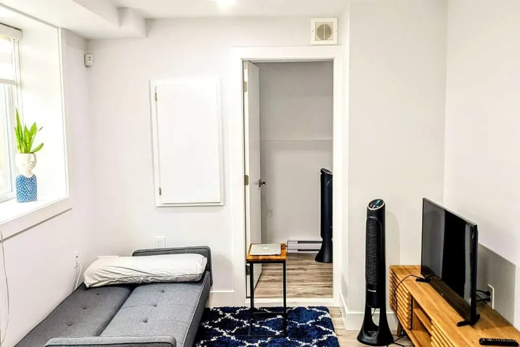 Image 2 of 2 Bedrooms Free Parking Central Location