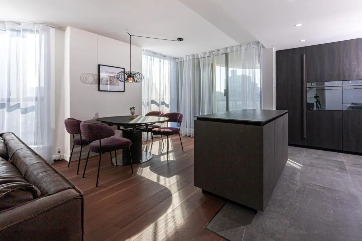 Image 3 of Amazing Location – 2BDRM/2BATH – right on Robson