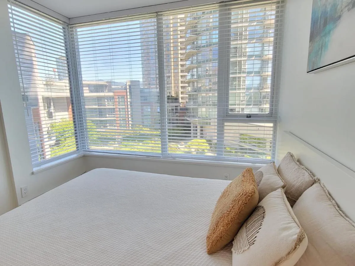 Image 1 of Beautiful 1 BR in the Heart of Downtown: Parking, Pool & Gym