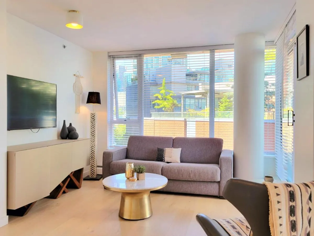 Image 5 of Beautiful 1 BR in the Heart of Downtown: Parking, Pool & Gym