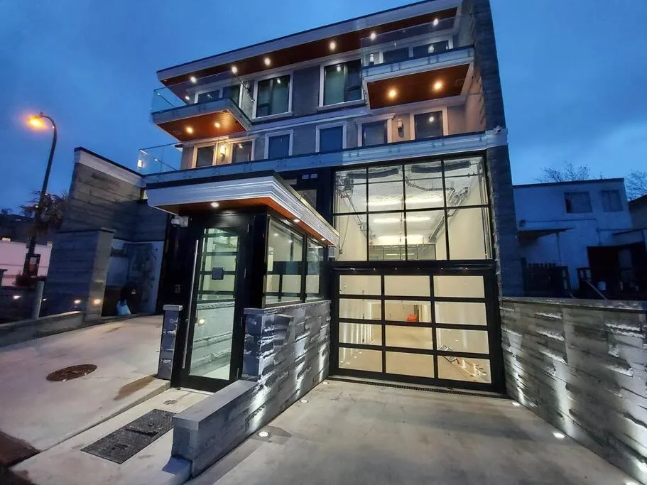 Image 2 of Beautiful Bright 3 Bed Townhouse