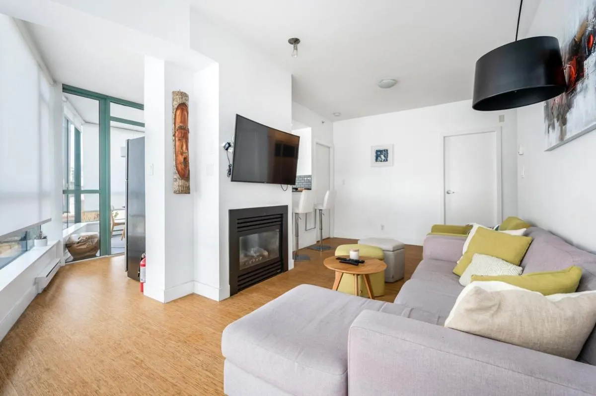 Image 3 of Bright 2 bedroom condo downtown with free parking