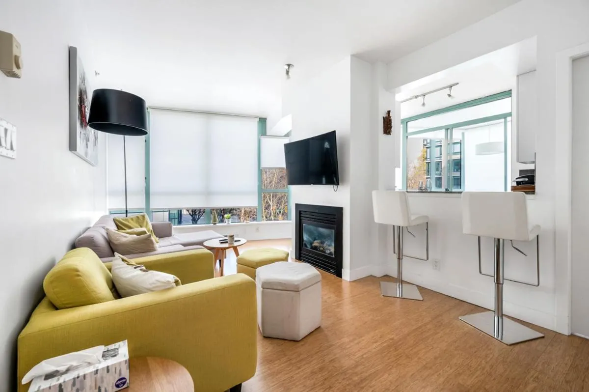 Image 1 of Bright 2 bedroom condo downtown with free parking