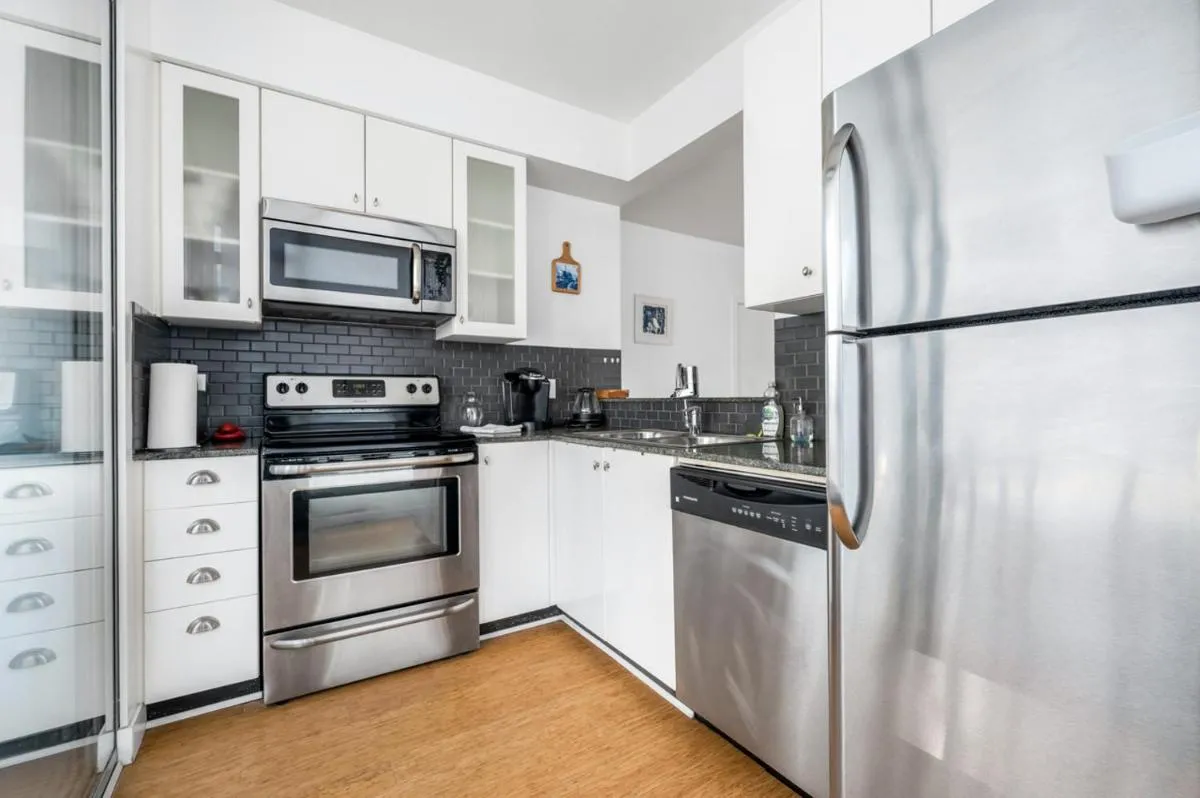 Image 5 of Bright 2 bedroom condo downtown with free parking