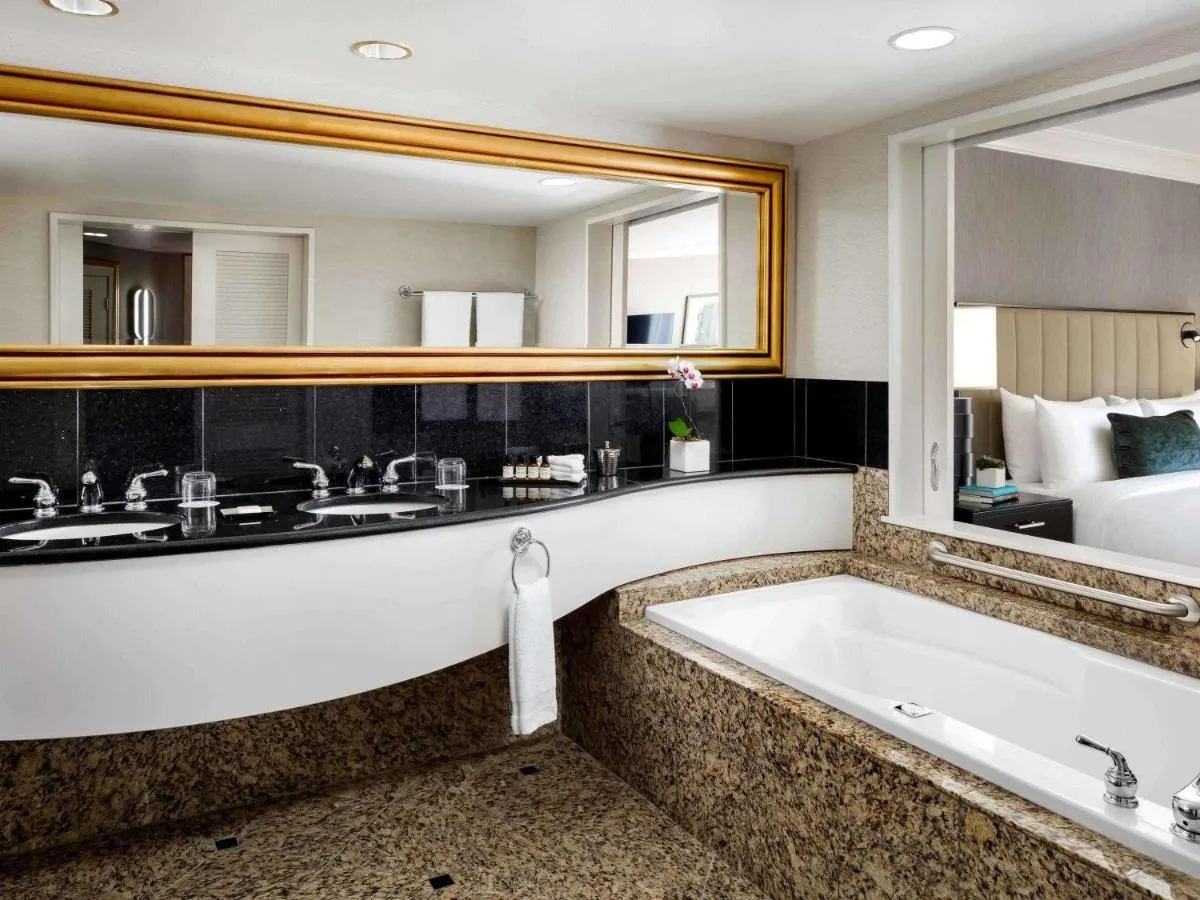 Image 2 of Fairmont Vancouver Airport In-Terminal Hotel