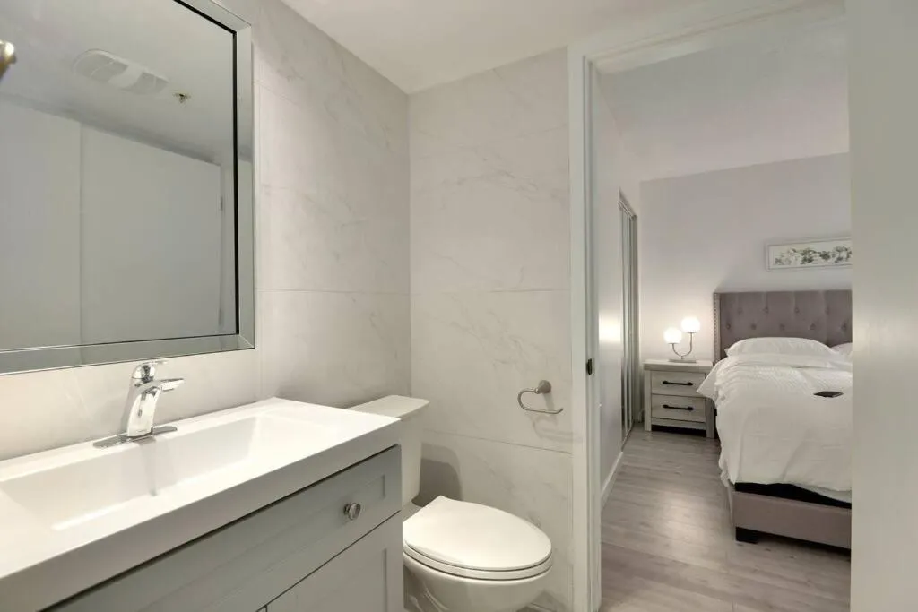Image 2 of Luxury Condo in Downtown Vancouver with city view