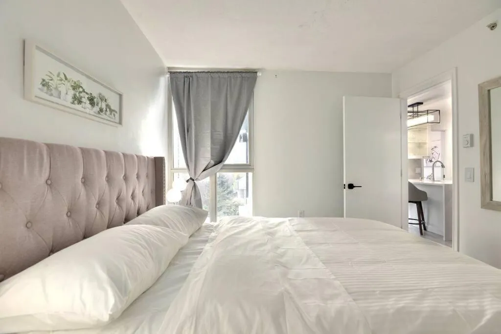 Image 1 of Luxury Condo in Downtown Vancouver with city view