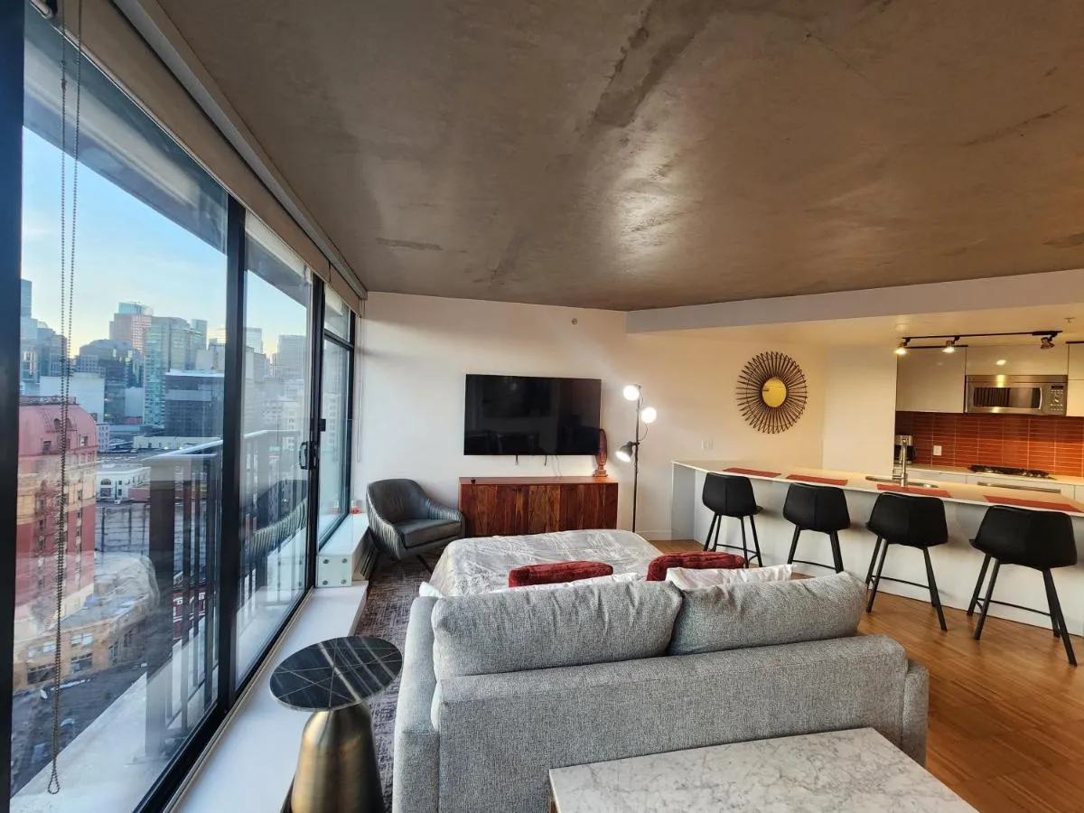 Image 3 of Luxury Downtown Vancouver Suite