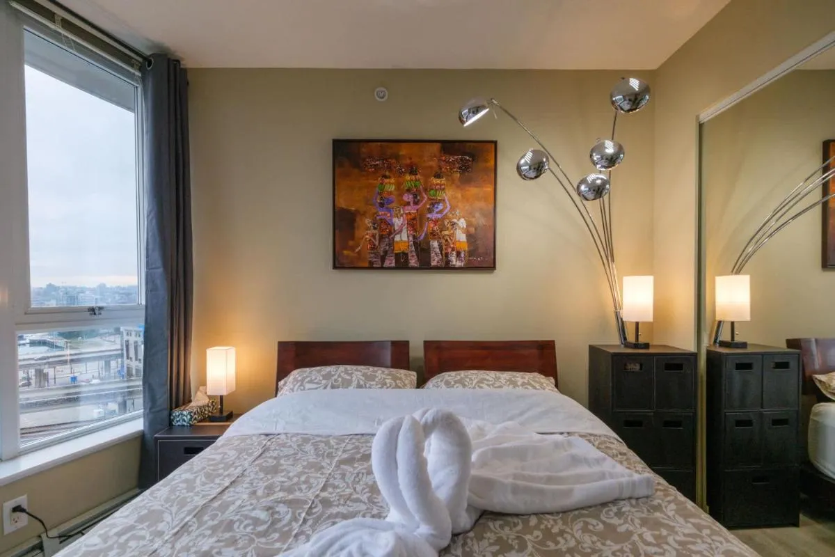 Image 1 of Modern Condo with Pool Jacuzzi & Sauna in Central Location