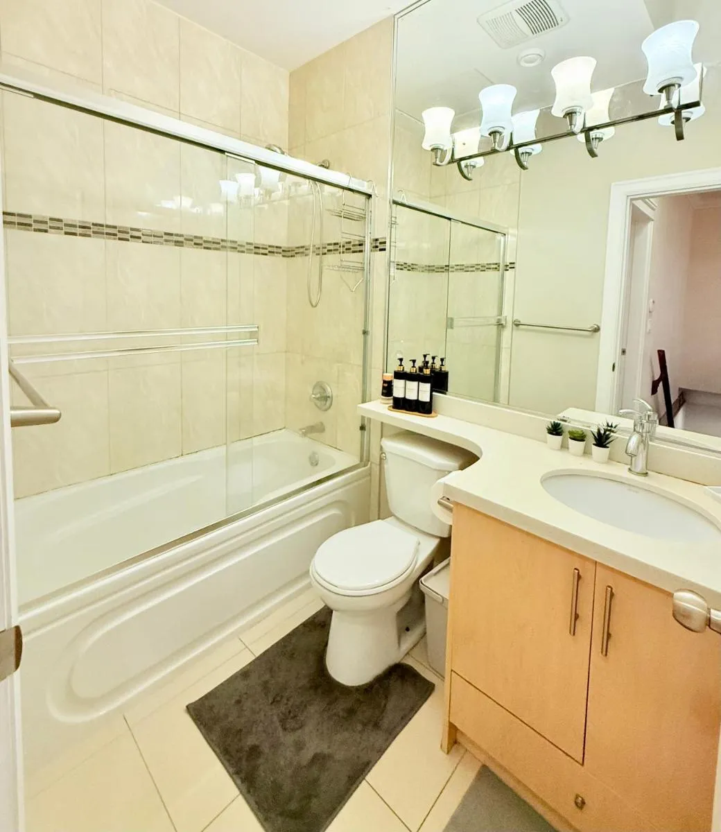 Image 2 of Modern & Cozy 2-Bed Suite in Vancouver