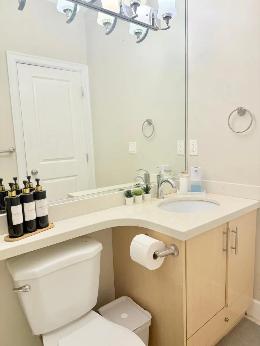 Image 6 of Modern & Cozy 2-Bed Suite in Vancouver