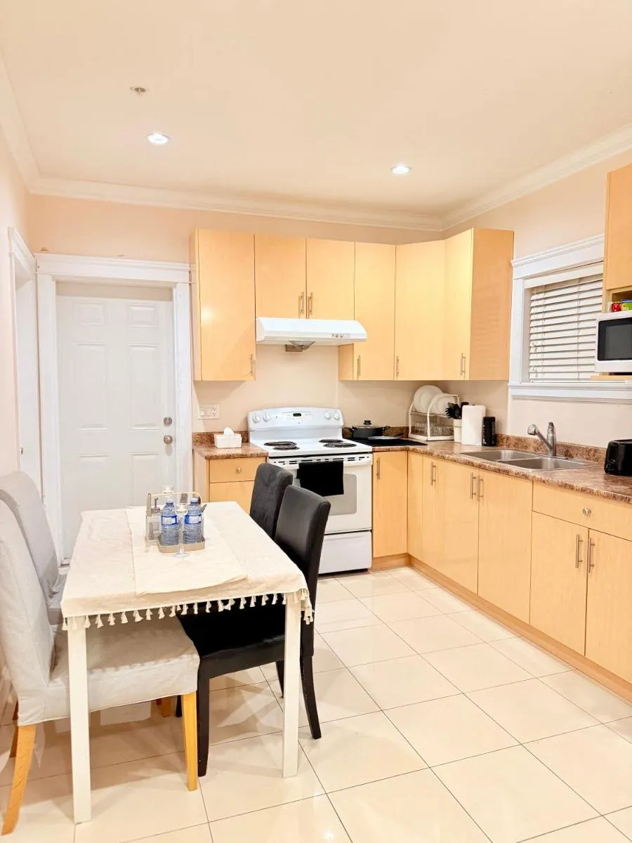 Image 3 of Modern & Cozy 2-Bed Suite in Vancouver