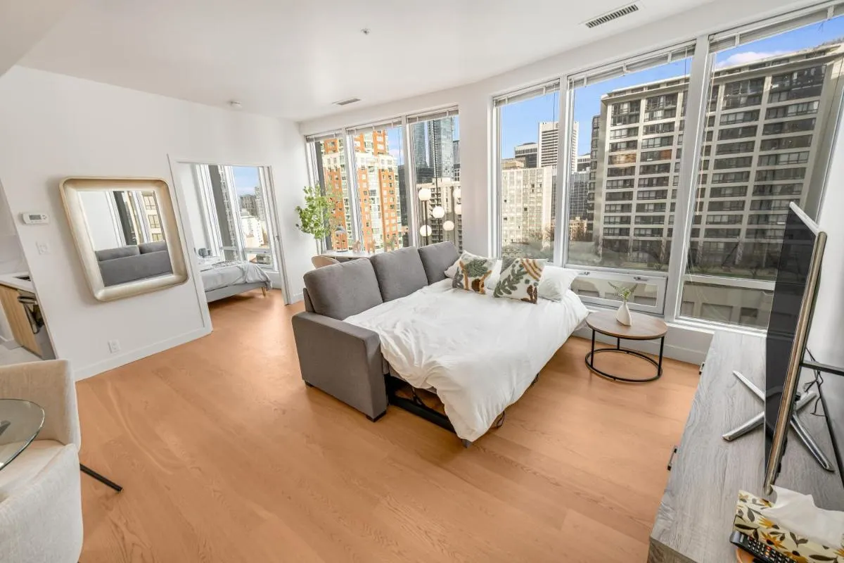 Image 4 of Modern & Cozy Home in the Heart of Downtown Vancouver