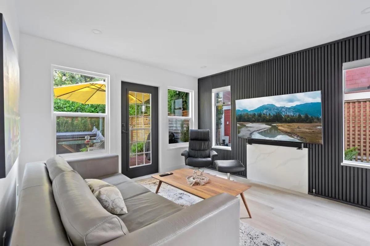 Image 4 of Modern Kitsilano 2 bedroom Home with a Hot Tub