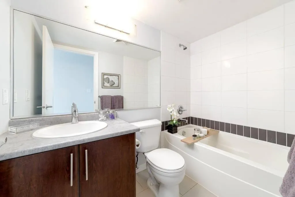 Image 2 of Modern spacious Apt plus Solarium and Den in Downtown Vancouver with Parking and Pool