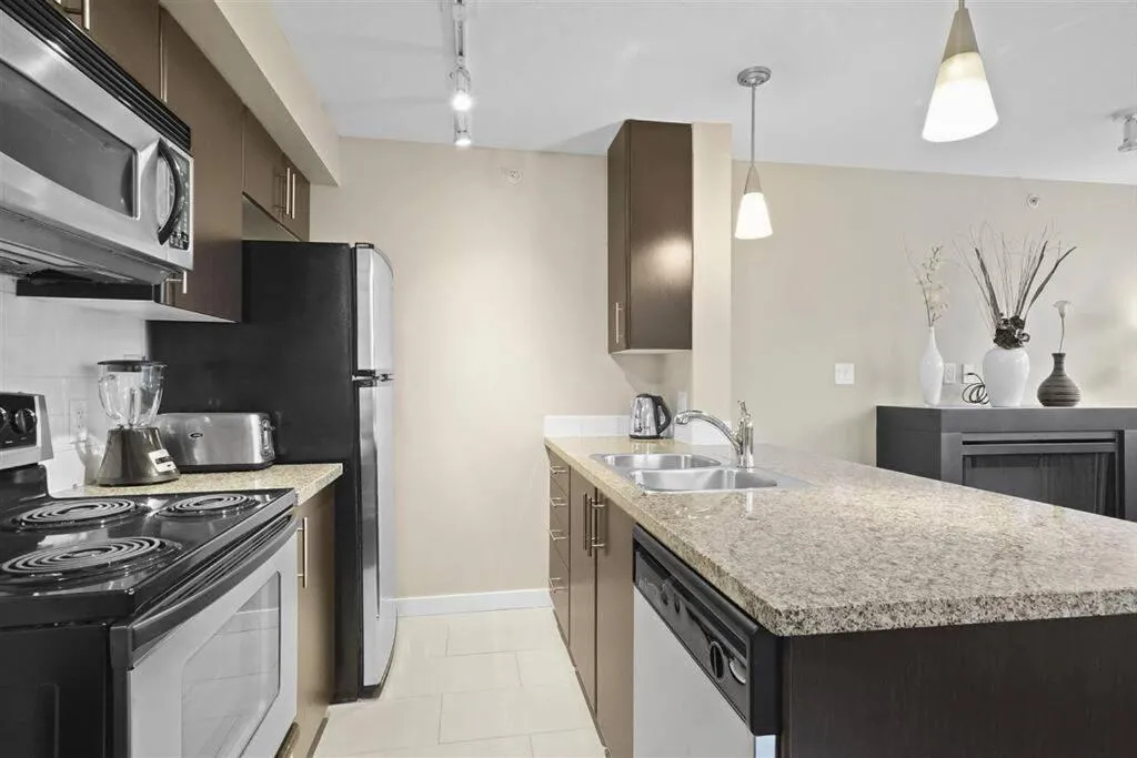 Image 4 of Modern spacious Apt plus Solarium and Den in Downtown Vancouver with Parking and Pool